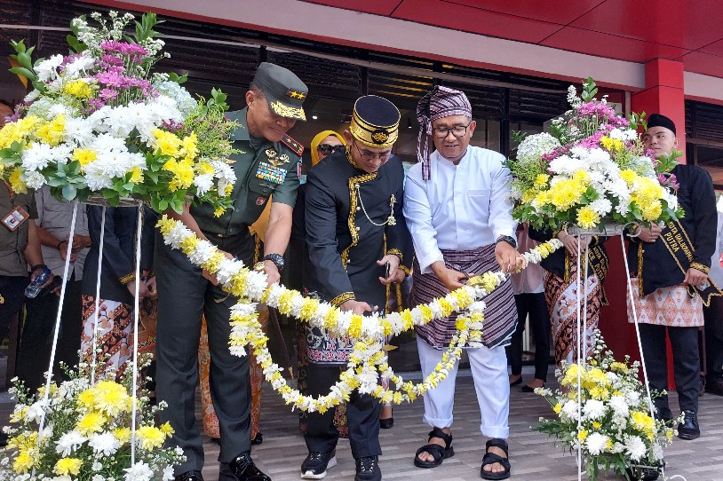 Galeri Dekranasda di Pantai Manggar Diresmikan, Beragam Kerajinan dan Oleh-Oleh Tersedia