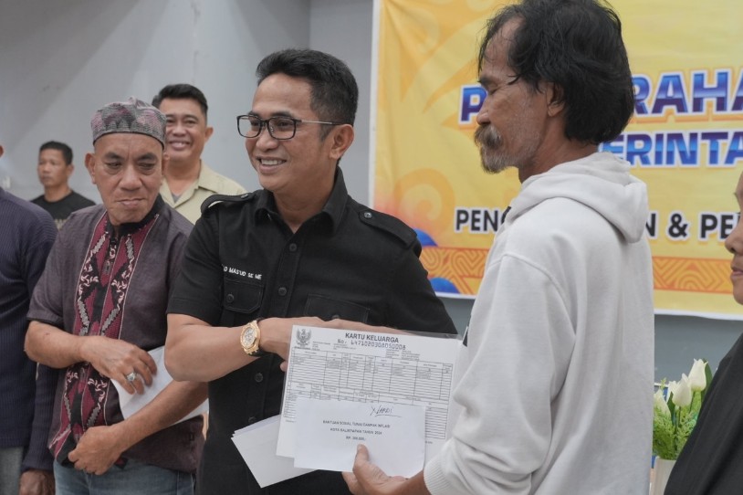 Wali Kota Bagikan Bansos Pada 7.363 KK Rentan Inflasi