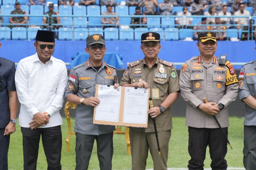 Wali Kota Balikpapan Serahterimakan Linmas untuk Bantu Amankan Pemilu 2024