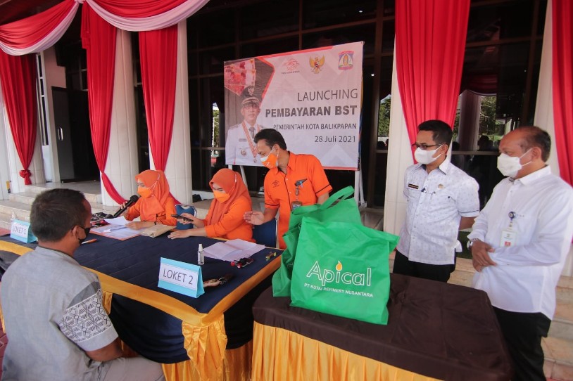 Wali Kota dan Kepala Kantor Pos Simbolis Serahkan Bantuan Sosial Pemkot