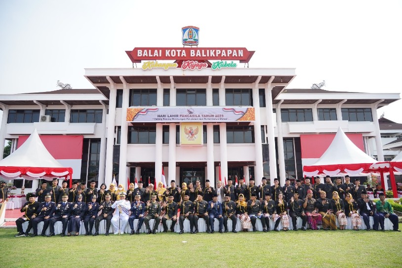 Peringati Hari Lahir Pancasila, Usai Upacara Bendera Wali Kota Balikpapan Bagikan 1.000 Bendera