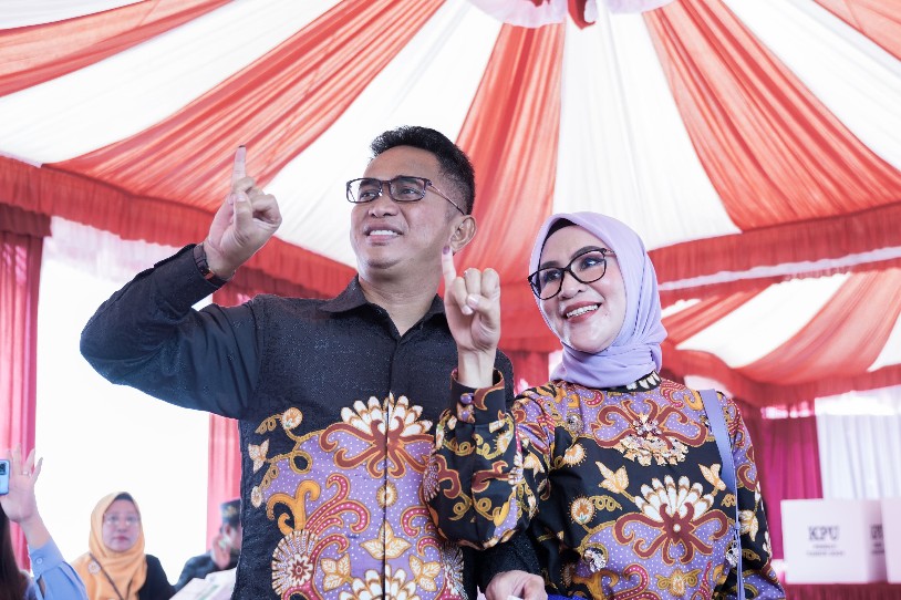 Wali Kota dan Ketua TP PKK Kota Balikpapan Gunakan Hak Pilih di TPS 004 Baru Ulu