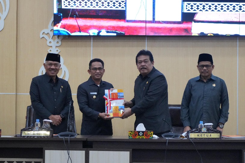 Wali Kota Sampaikan Nopen atas Raperda RPJPD Balikpapan Tahun 2025-2045 dalam Rapat Paripurna