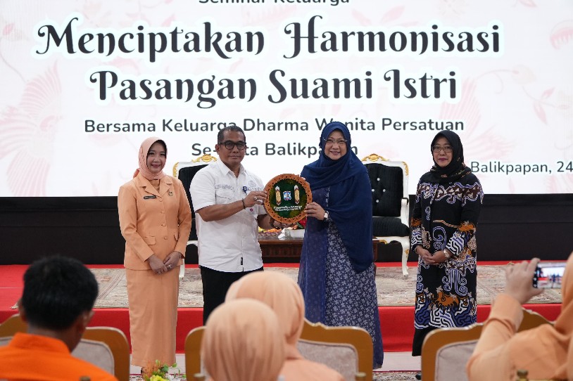 Motivator Keluarga Aisyah Dahlan Isi Seminar Dharma Wanita Persatuan Kota Balikpapan