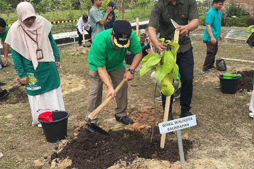 Semarak Hari Bumi 2025, Wawali Bagus Susetyo Ikut Tanam Pohon