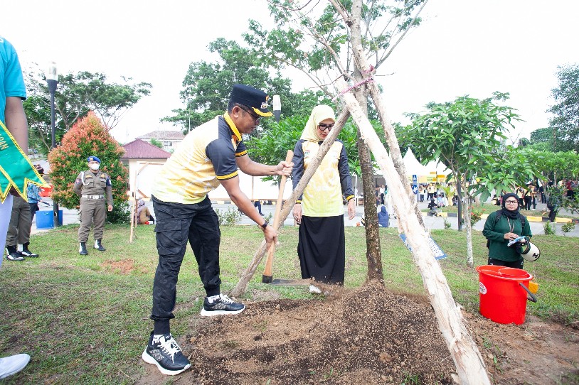 Ratusan Peserta Rakernas APEKSI 2024 Hijaukan Balikpapan dengan Menanam Pohon