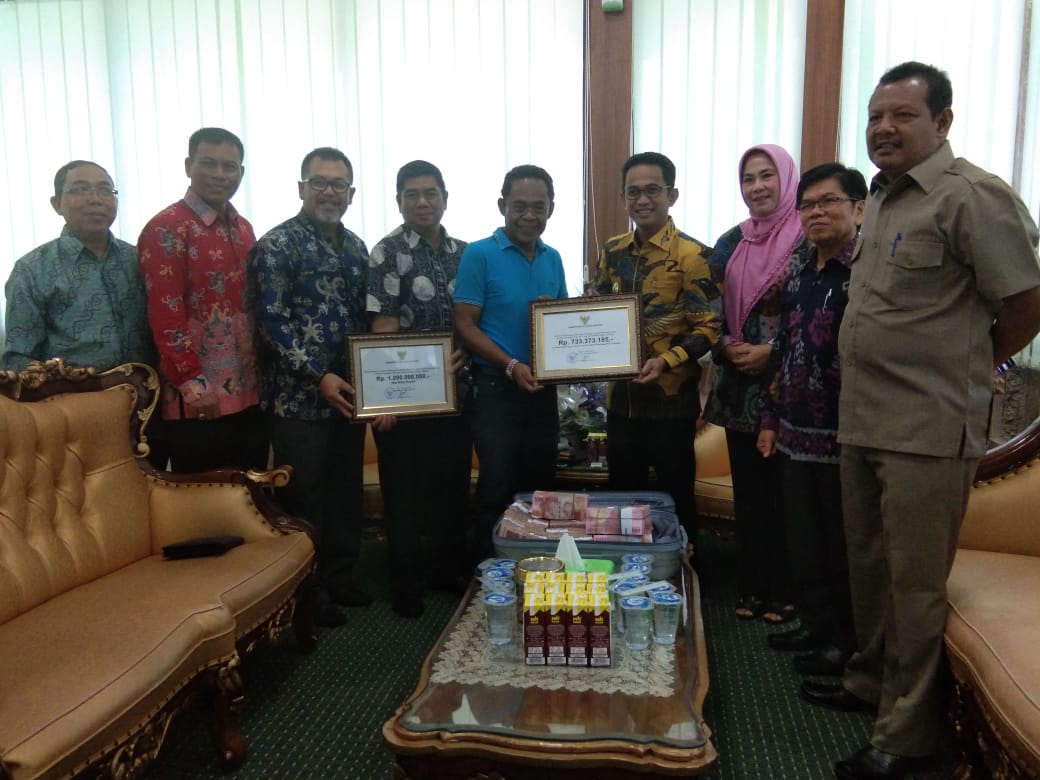 Wakil Wali Kota Serahkan Bantuan Rp1,7 M untuk Kota Palu