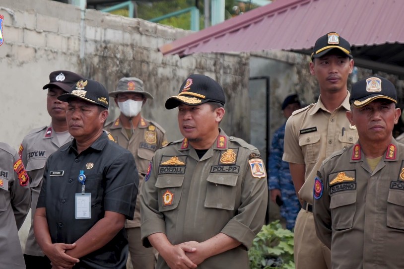Satpol PP Bongkar Bangunan Arena Judi Sabung Ayam di Manggar