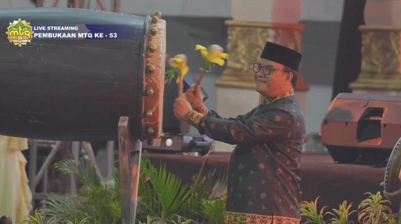 foto Wawali Bagus Susetyo Pukul Bedug, MTQ ke-53 Balikpapan Resmi Dibuka