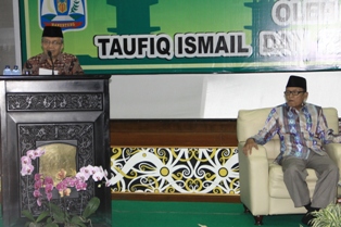 Taufiq Ismail Bacakan Puisi di Pemkot Balikpapan 
