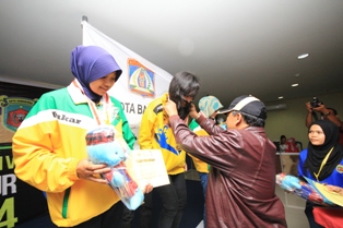 Wawali Heru Bambang Kalungkan Medali Emas Catur